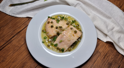 Salmão assado com molho de alcaparras