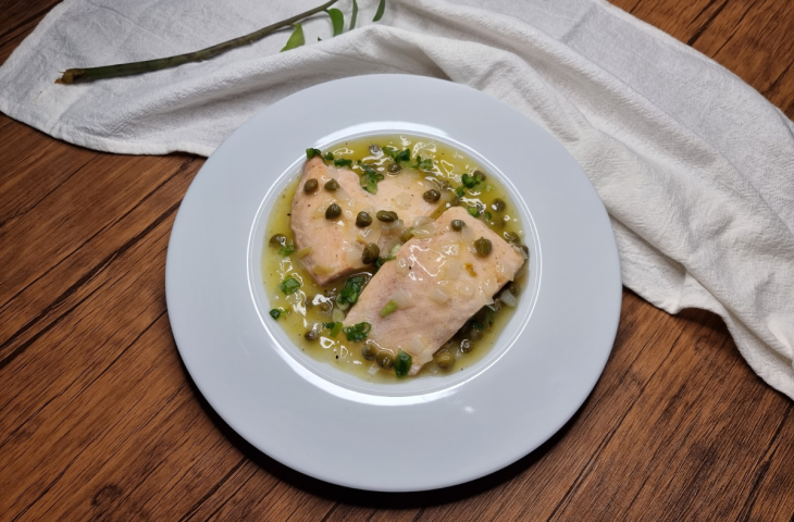 Salmão assado com molho de alcaparras