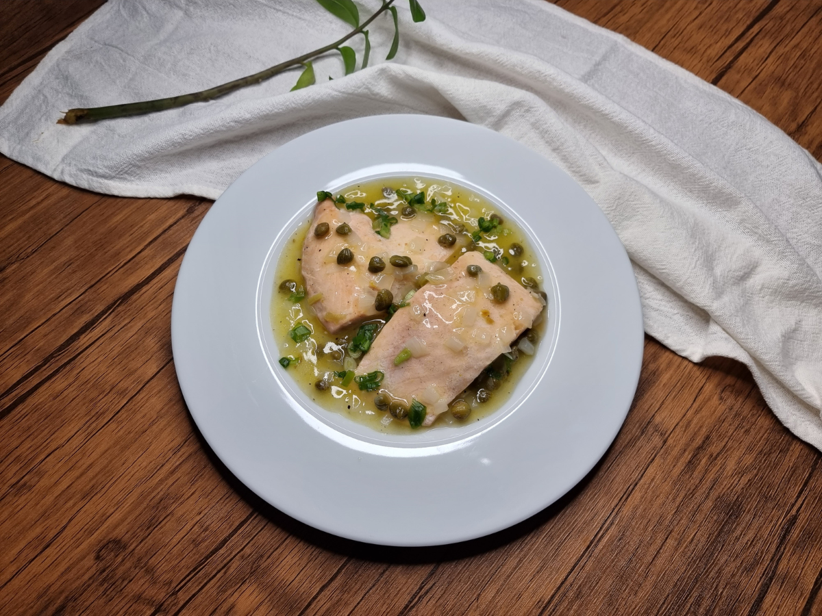 Salmão assado com molho de alcaparras