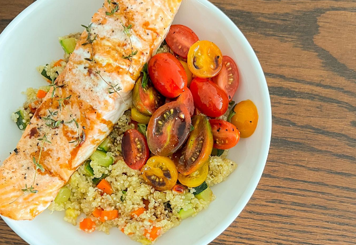 Salmão assado com quinoa