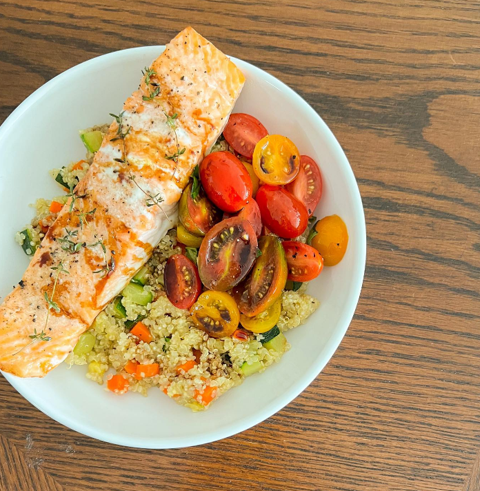 Salmão assado com quinoa