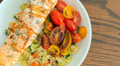 Salmão assado com quinoa