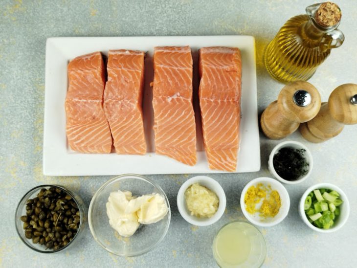 Ingredientes organizados na bancada com alho já amassado.