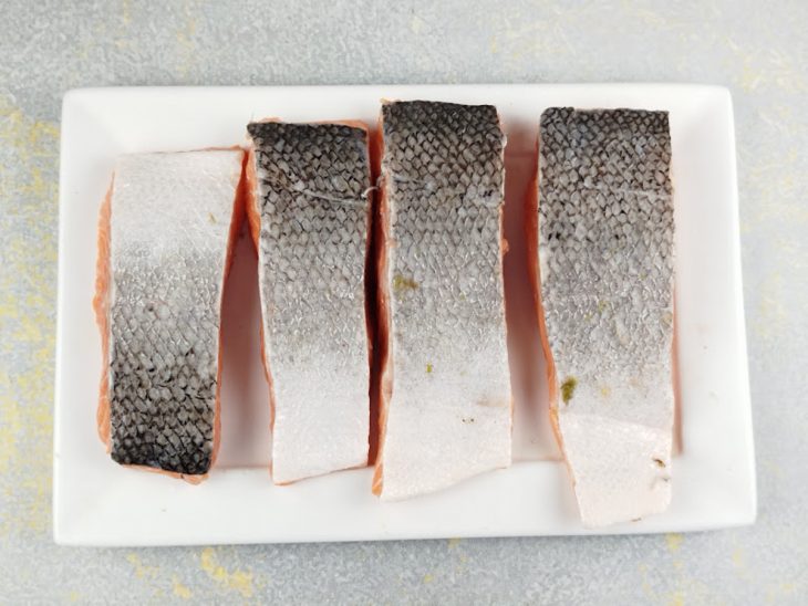 Cortes superficiais feitos na pele do salmão.
