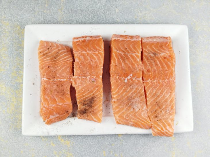 Salmão temperado com sal, pimenta e azeite.
