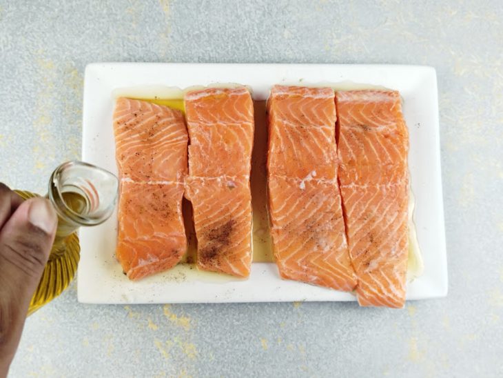 Temperos adicionados no salmão.