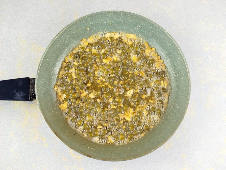 Alho dourando na mesma frigideira do peixe.