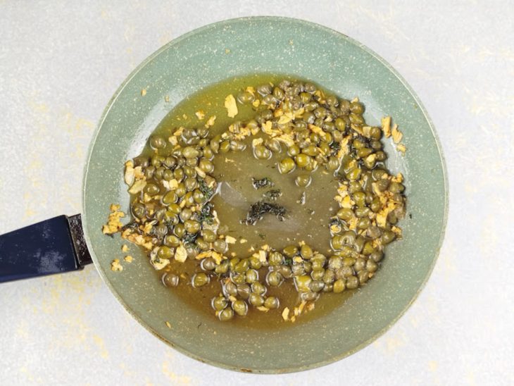 Alho dourado na frigideira.