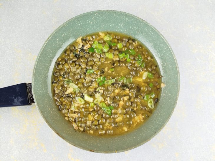 Tomilho fresco sendo refogado no molho.