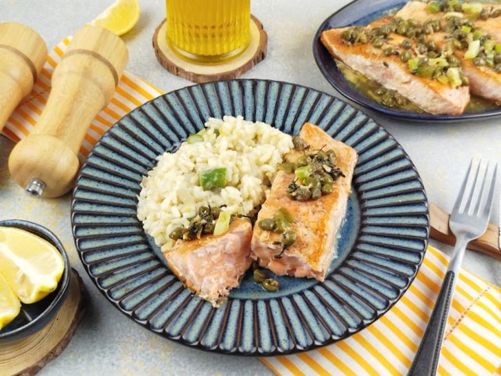Salmão com alcaparras servido no prato.