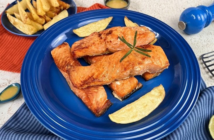 Salmão com batata na airfryer