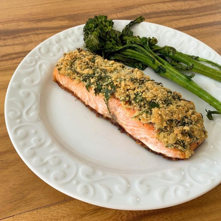 Salmão com crosta de ervas