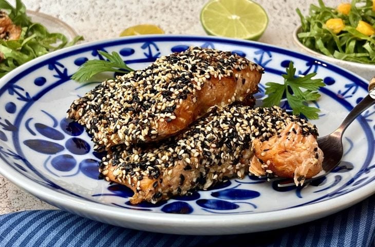 Salmão com crosta de gergelim na airfryer