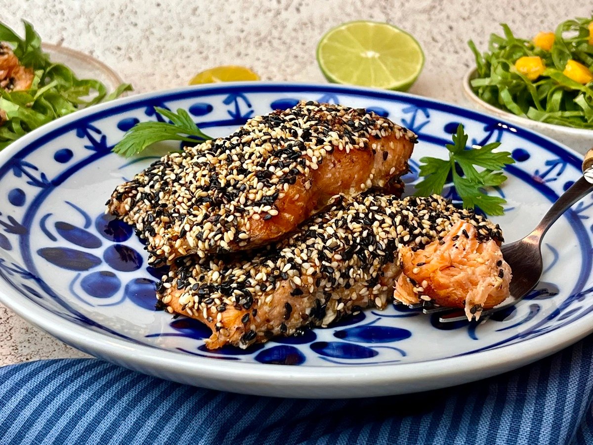 Salmão com crosta de gergelim na airfryer