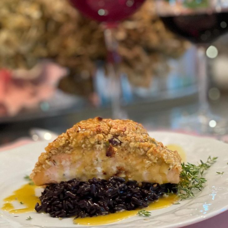 Salmão com crosta de pistache e arroz negro