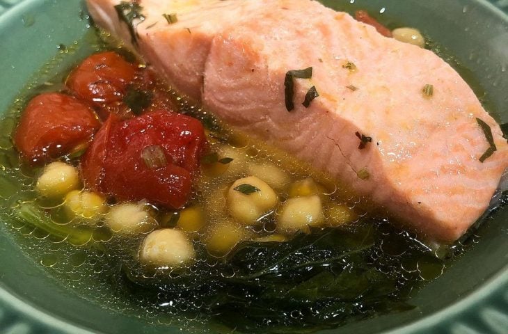 Salmão com grão-de-bico em acqua pozza