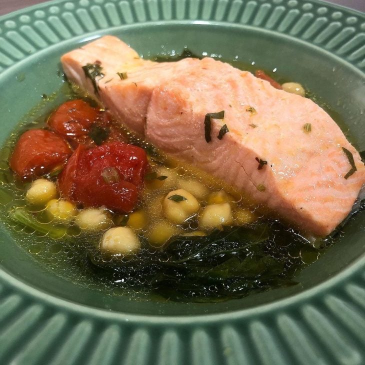 Salmão com grão-de-bico em acqua pozza