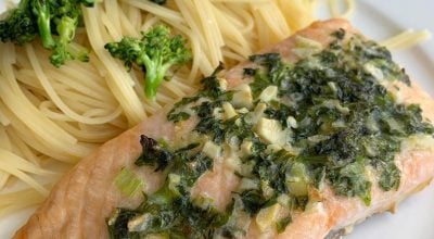 Salmão com manteiga de alho e ervas