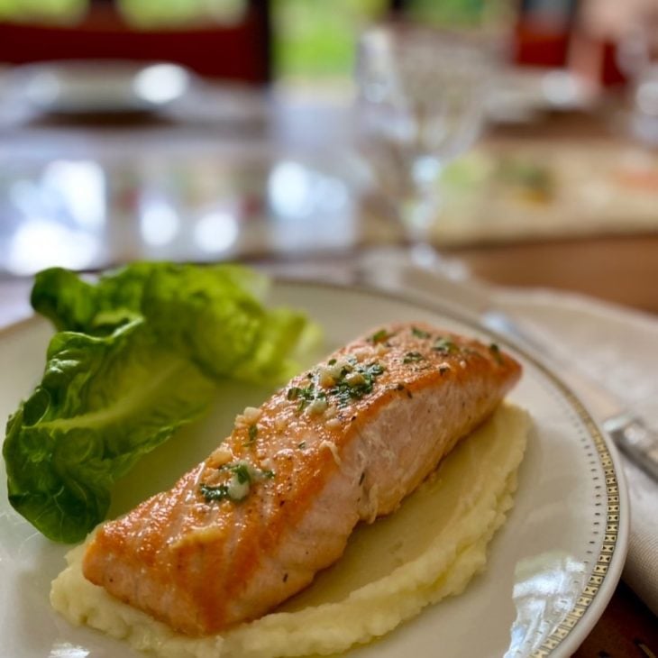 Salmão com manteiga de alho e purê de batatas trufado