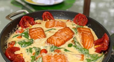 Salmão com tomate confitado