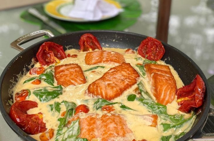 Salmão com tomate confitado