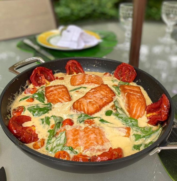 Salmão com tomate confitado