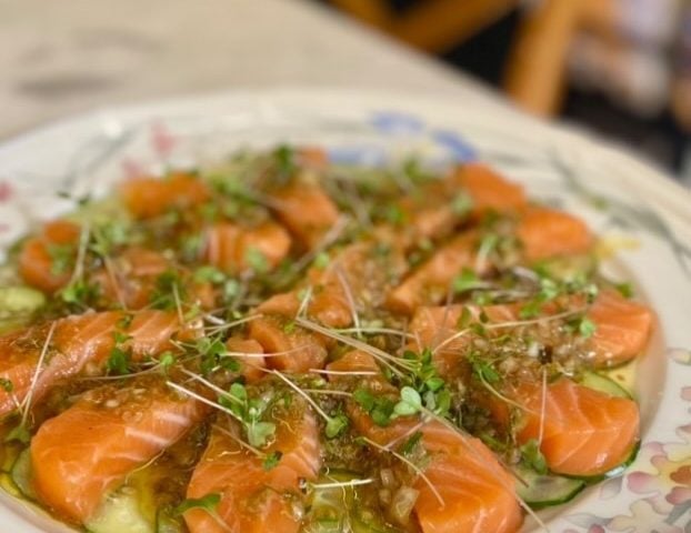 Salmão cru com molho de alcaparras