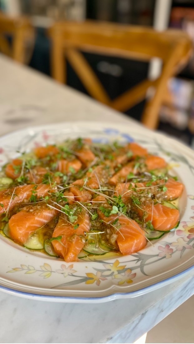 Salmão cru com molho de alcaparras