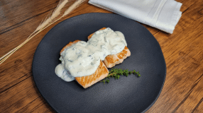 Salmão grelhado ao molho de ervas