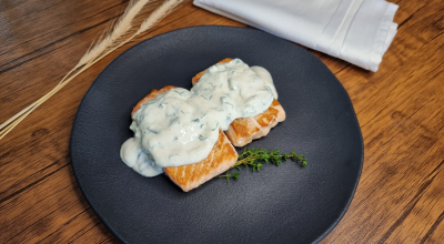 Salmão grelhado ao molho de ervas