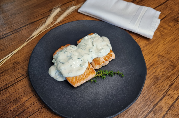 Salmão grelhado ao molho de ervas