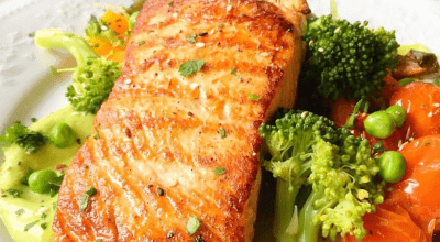Salmão grelhado com creme de abacate