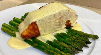 Salmão grelhado com molho hollandaise
