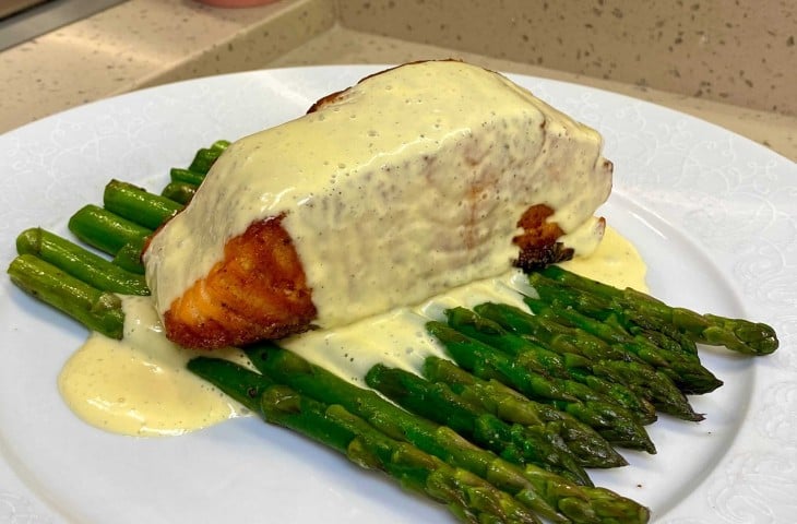 Salmão grelhado com molho hollandaise