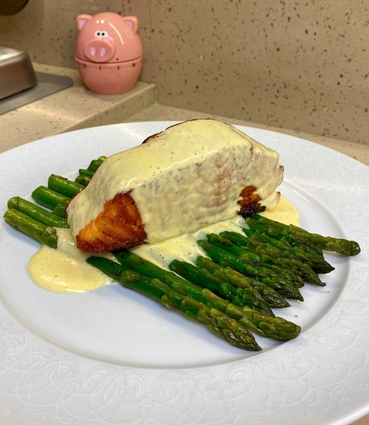 Salmão grelhado com molho hollandaise