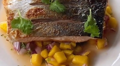 Salmão grelhado com salsa de manga