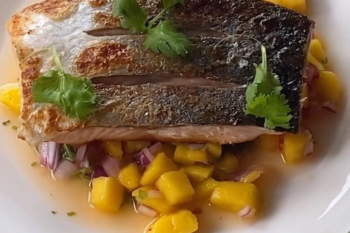 Salmão grelhado com salsa de manga