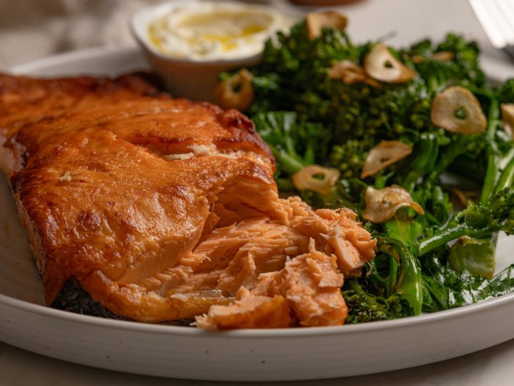 salmão grelhado com brócolis finalizado e empratado.