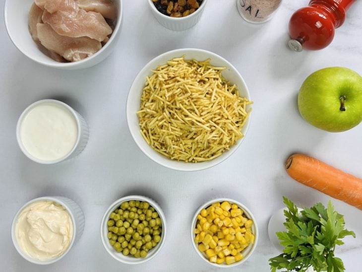 Uma bancada com os ingredientes separados.
