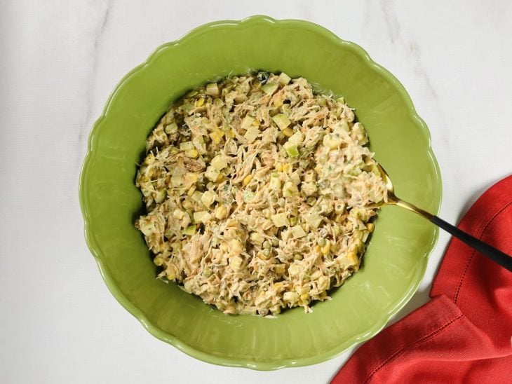 Uma tigela com a mistura de todos os ingredientes do salpicão.