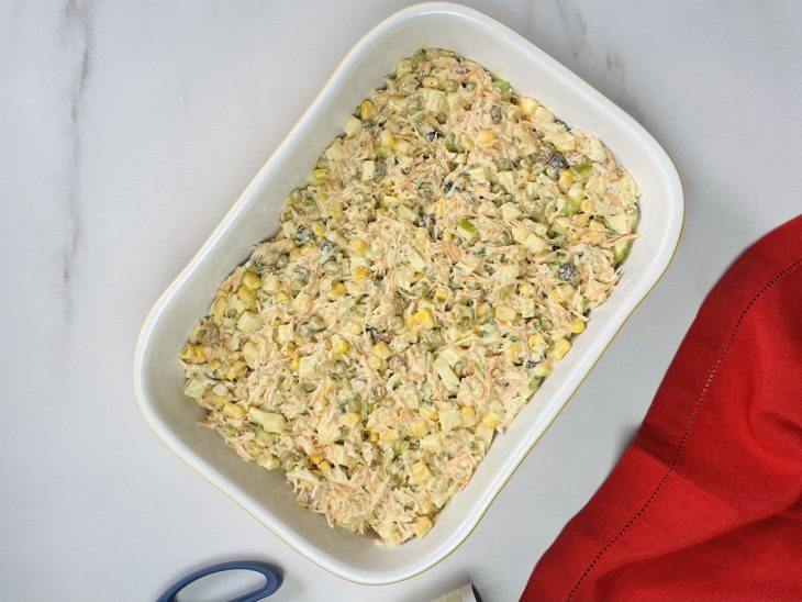 Uma travessa com a mistura de todos os ingredientes do salpicão.