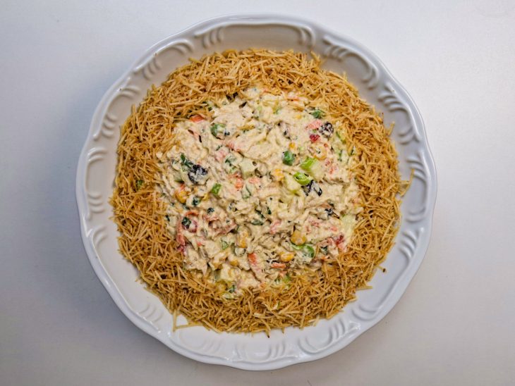 Maionese e creme de leite misturados ao preparo do salpicão.