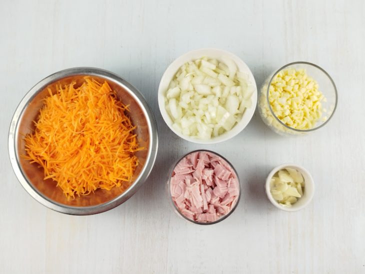 Ingredientes reservados em potinhos separados.
