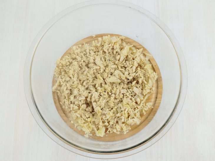 Peito de frango numa tigela com temperos.