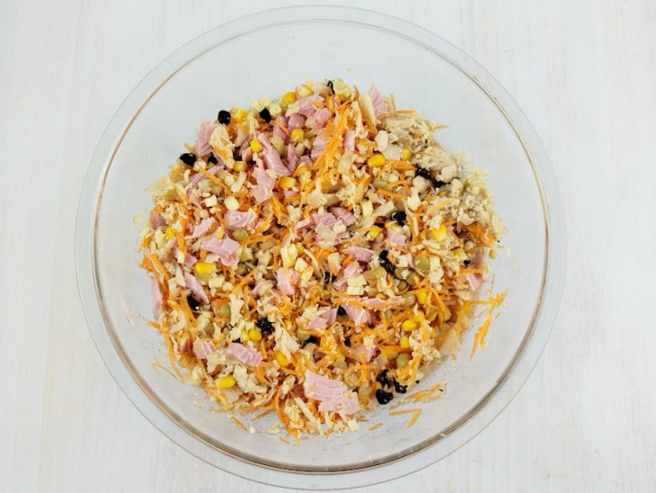 Ingredientes adicionados na tigela com frango desfiado e temperado.