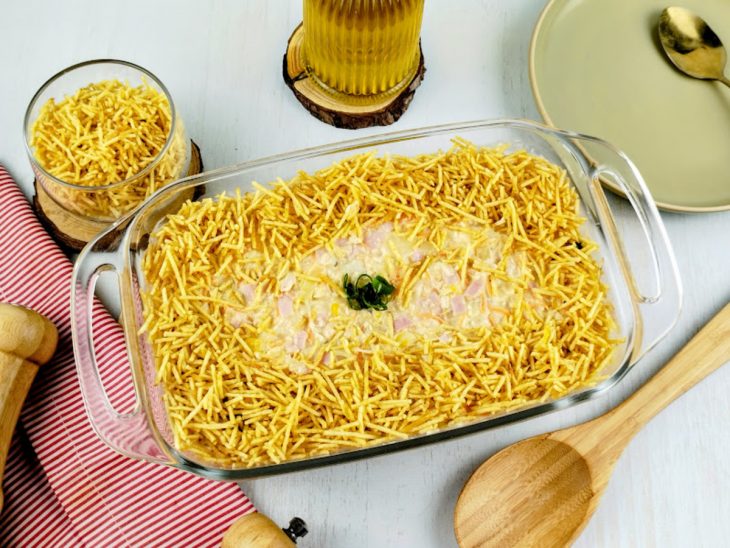 Salpicão de frango finalizado com batata palha.