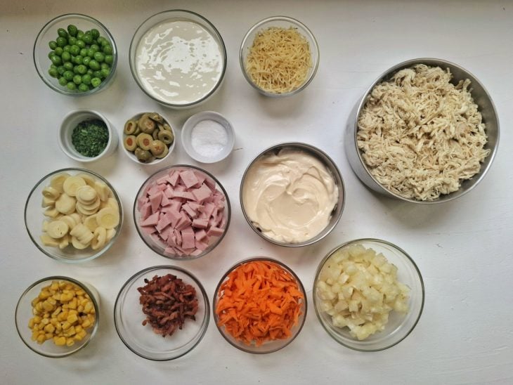 Uma bancada com os ingredientes.