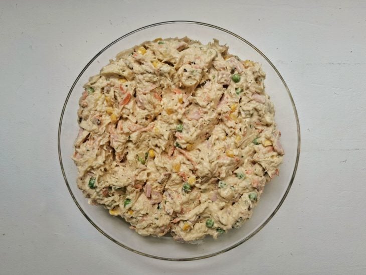 Todos os ingredientes do salpicão misturados em uma tigela.
