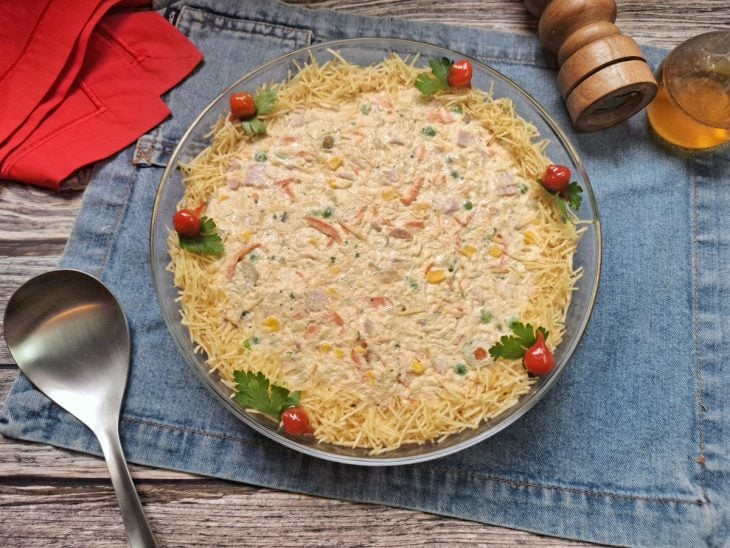 Tigela com salpicão de Natal.