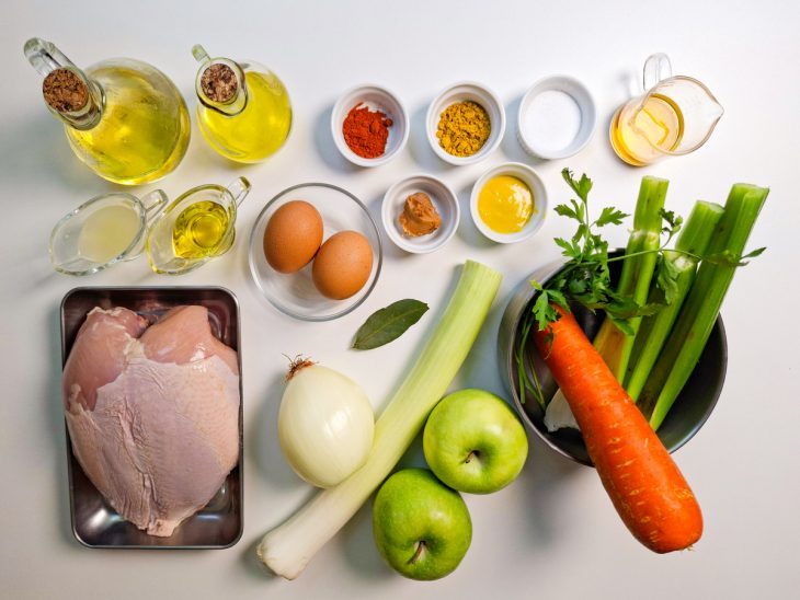 Ingredientes reunidos na bancada.